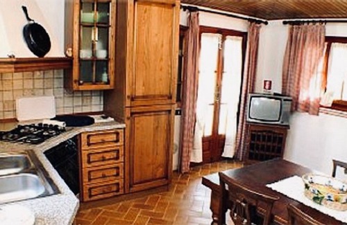Crespina Apartment | Discover A Tulip Amidst a Picturesque Tuscan Landscape