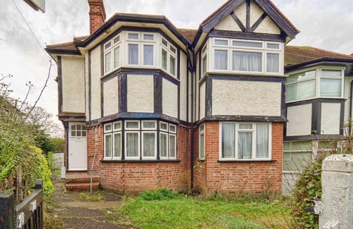 Fryent House | Cozy Two Bedroom Flat in a Peaceful Cul de Sac