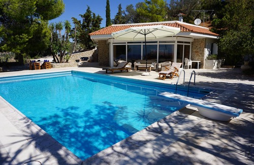 Kilada Villa | Inviting Villa with Ocean View, Private Pool & Garden