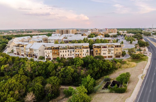 Georgetown House | Experience San Gabriel Views with Rooftop Terrace & Spa