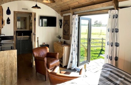 Brisley Cabin | Discover a Unique Haven for Your Total Escape Experience
