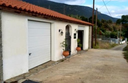 Kefalochori House | Pet-Friendly A V G E R I N O S in Historic Oldtown