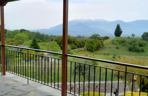 Kefalochori House | Pet-Friendly A V G E R I N O S in Historic Oldtown
