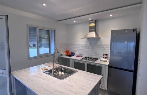 Eastern Hawaria House | Idyllic Waterfront Villa with Family & Pet-Friendly Amenities