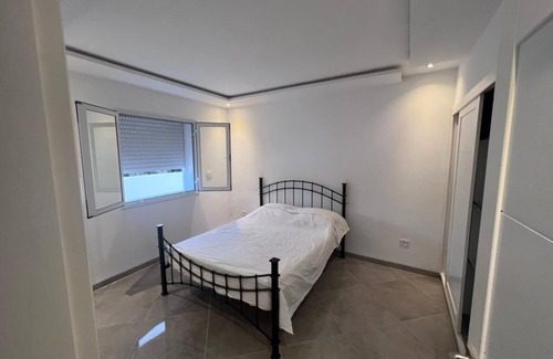 Eastern Hawaria House | Idyllic Waterfront Villa with Family & Pet-Friendly Amenities