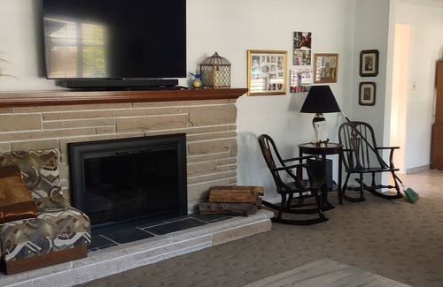 Summit House | Inviting Home Away from Home with Spa & Breakfast Options
