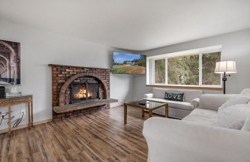 Silver Lake Villa | Spacious 2-Level House with Pet-Friendly Amenities