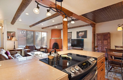 Northeast Santa Fe Hotel | Charming Santa Fe Condo Near Plaza with Pool & Spa