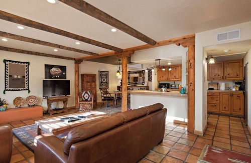 Northeast Santa Fe Hotel | Charming Santa Fe Condo Near Plaza with Pool & Spa