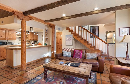 Northeast Santa Fe Hotel | Charming Santa Fe Condo Near Plaza with Pool & Spa
