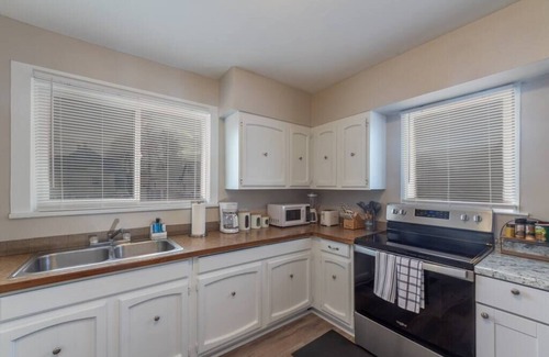 West Central House | Unique and Quirky Home with Kitchen & Breakfast Included