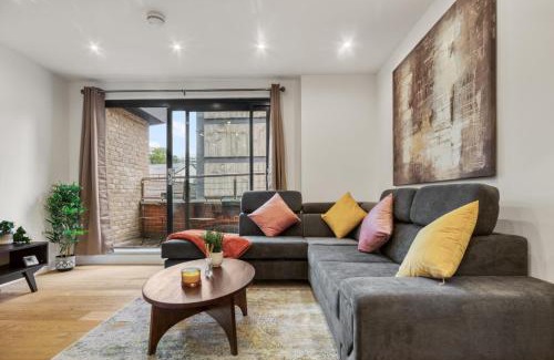 St Luke's Apartment | Bright Two-Bedroom Retreat in Old Street, Zone 1