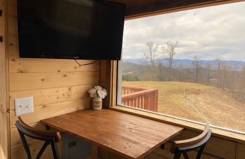 Fleetwood House | Romantic Getaway: Tiny House with Breathtaking Views
