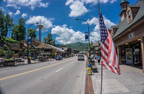 Gatlinburg - Pigeon Forge House | A View For You by American Patriot Getaways