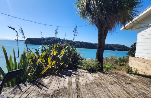 Taharoa House | Captivating Views and Family-Friendly Amenities Await