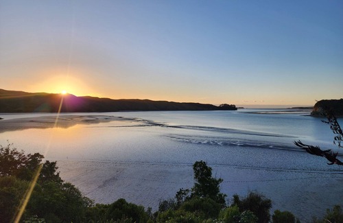 Taharoa House | Captivating Views and Family-Friendly Amenities Await