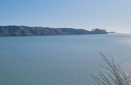 Taharoa House | Captivating Views and Family-Friendly Amenities Await