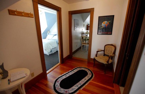 Newton Highlands House | Cozy Village Bed and Breakfast with Child-Friendly Amenities