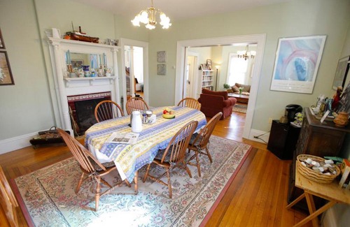 Newton Highlands House | Cozy Village Bed and Breakfast with Child-Friendly Amenities