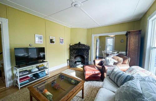 Cranmore Birches House | Pet-Friendly Retreat: A Villager's Dream Awaits You