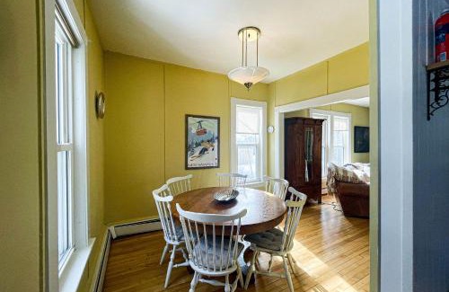 Cranmore Birches House | Pet-Friendly Retreat: A Villager's Dream Awaits You