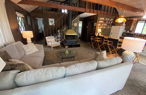Tisbury House | Family-Friendly Vineyard Retreat with Kitchen & Breakfast