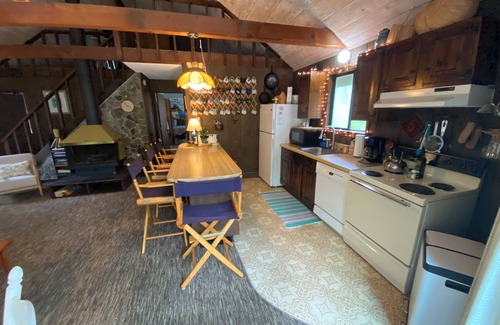 Tisbury House | Family-Friendly Vineyard Retreat with Kitchen & Breakfast
