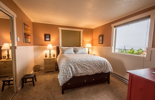 Sitka Apartment | Seaside Serenity: A Water's Edge Retreat with Ocean Views