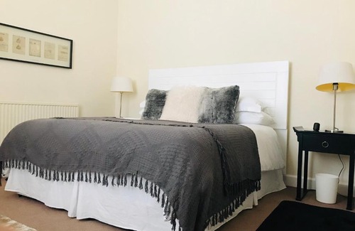 Dunfermline House | Charming Cottage Retreat in Dunfermline - 4-Star Rated