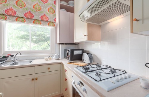 Addison Apartment | Cozy Flat in Leafy West London with Spa & Family Amenities