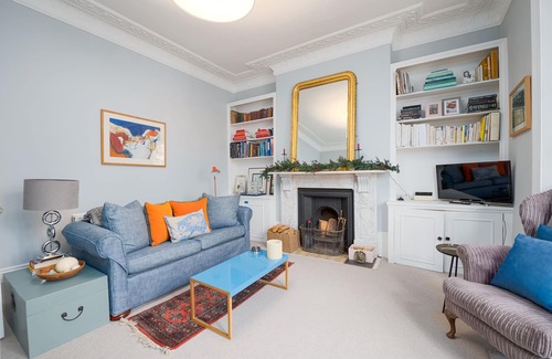Addison Apartment | Cozy Flat in Leafy West London with Spa & Family Amenities