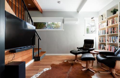 Trevallyn House | A Whole Lot Of House W/Dual Living & Library