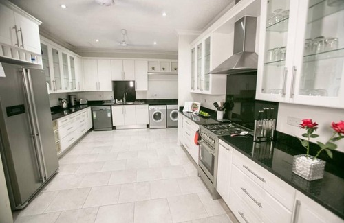 Victoria Falls Villa | A wonderful 5 bedroomed, 4 bathroom Villa with swimming pool, gym, garden of the highest quality - 2215