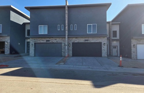 Elko House | Modern Townhome Retreat: Perfect for Family Getaways
