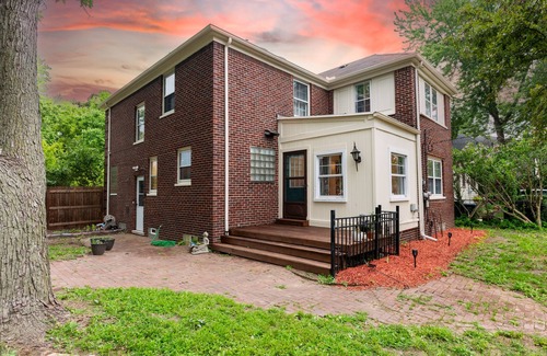 Grosse Pointe House | Discover The Writers Retreat: Your Idyllic City Hideaway
