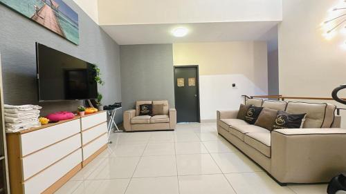 Tebrau House | Home-Like Comfort: A04 in Family-Friendly Austin