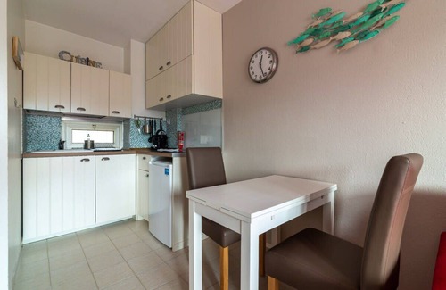 Golfe Juan Apartment | Bright and Functional Apartment in Vallauris with Breakfast