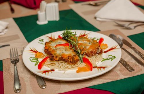 Arusha Hotel | Elegant A1 Hotel and Resort: Pet Friendly with Pool & Hot Tub