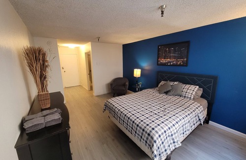 Beverly Hills Hotel | Charming 1 Bedroom Studio with Private Bath, Family-Friendly
