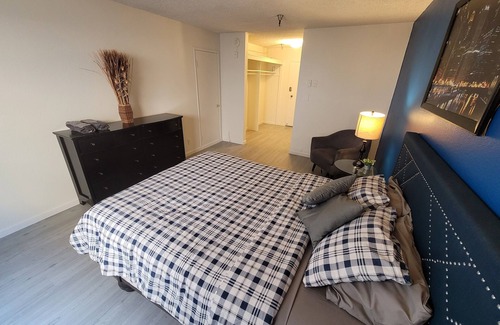 Beverly Hills Hotel | Charming 1 Bedroom Studio with Private Bath, Family-Friendly