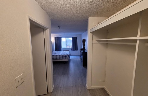 Beverly Hills Hotel | Charming 1 Bedroom Studio with Private Bath, Family-Friendly