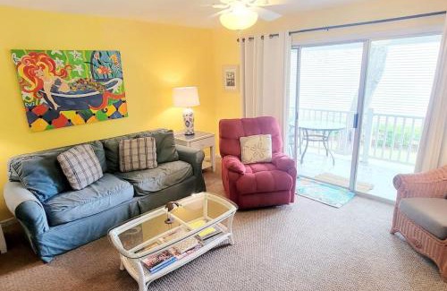 Demere Park House | Cozy A16 Ocean Walk: 1-Bedroom Retreat Next to Pool
