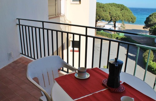 Palamos Apartment | Beachfront Studio with Ocean View & Spa - Ideal for Couples