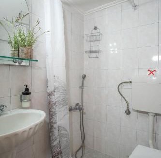 Yenion Apartment | Family-Friendly A3 - Tzitzifo Apartment for Memorable Stays
