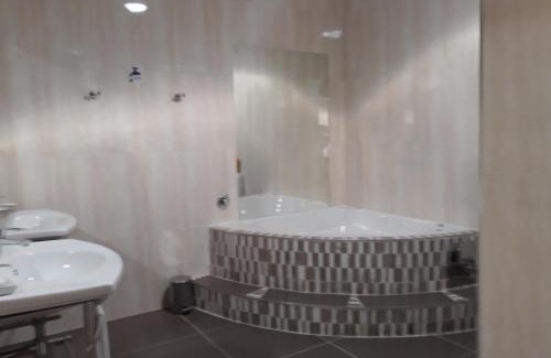 Vanderbijlpark House | Comfortable Aalwyns Guesthouse: 4-Star Stay with Pool