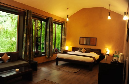 Dalhousie Resort | Delightful Aamod Dalhousie: Family-Friendly with Pool & Dining