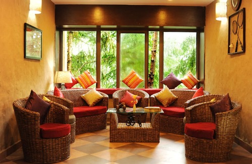 Dalhousie Resort | Delightful Aamod Dalhousie: Family-Friendly with Pool & Dining