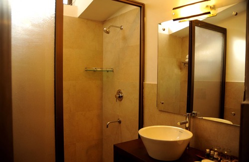 Dalhousie Resort | Delightful Aamod Dalhousie: Family-Friendly with Pool & Dining