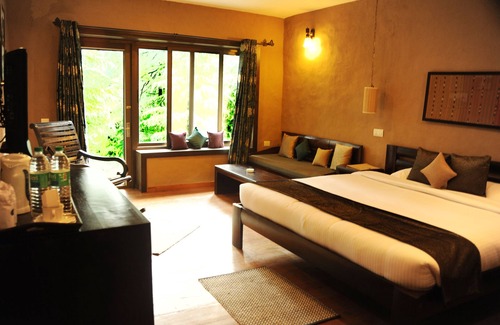 Dalhousie Resort | Delightful Aamod Dalhousie: Family-Friendly with Pool & Dining