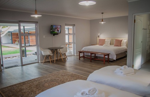 Swellendam House | Exceptional Aan de Eike Guest House with Pool & Dining